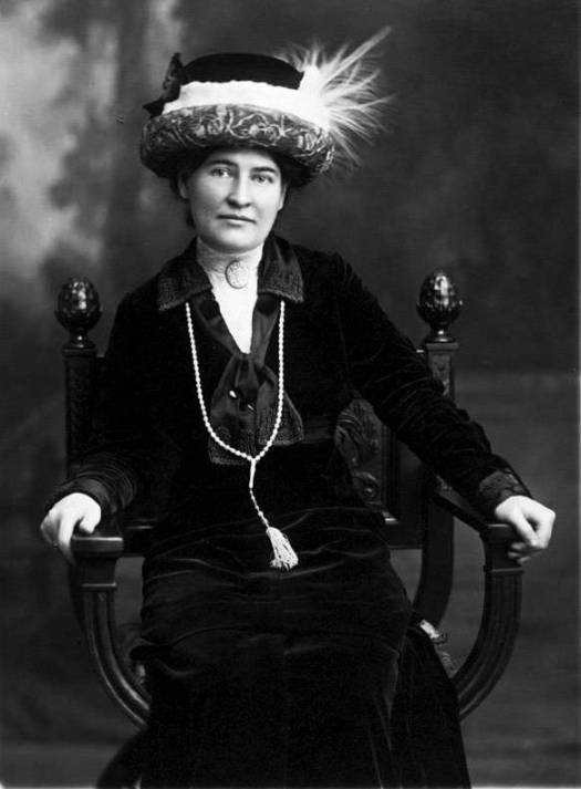 Willa_Cather_ca._1912_wearing_necklace_from_Sarah_Orne_Jewett